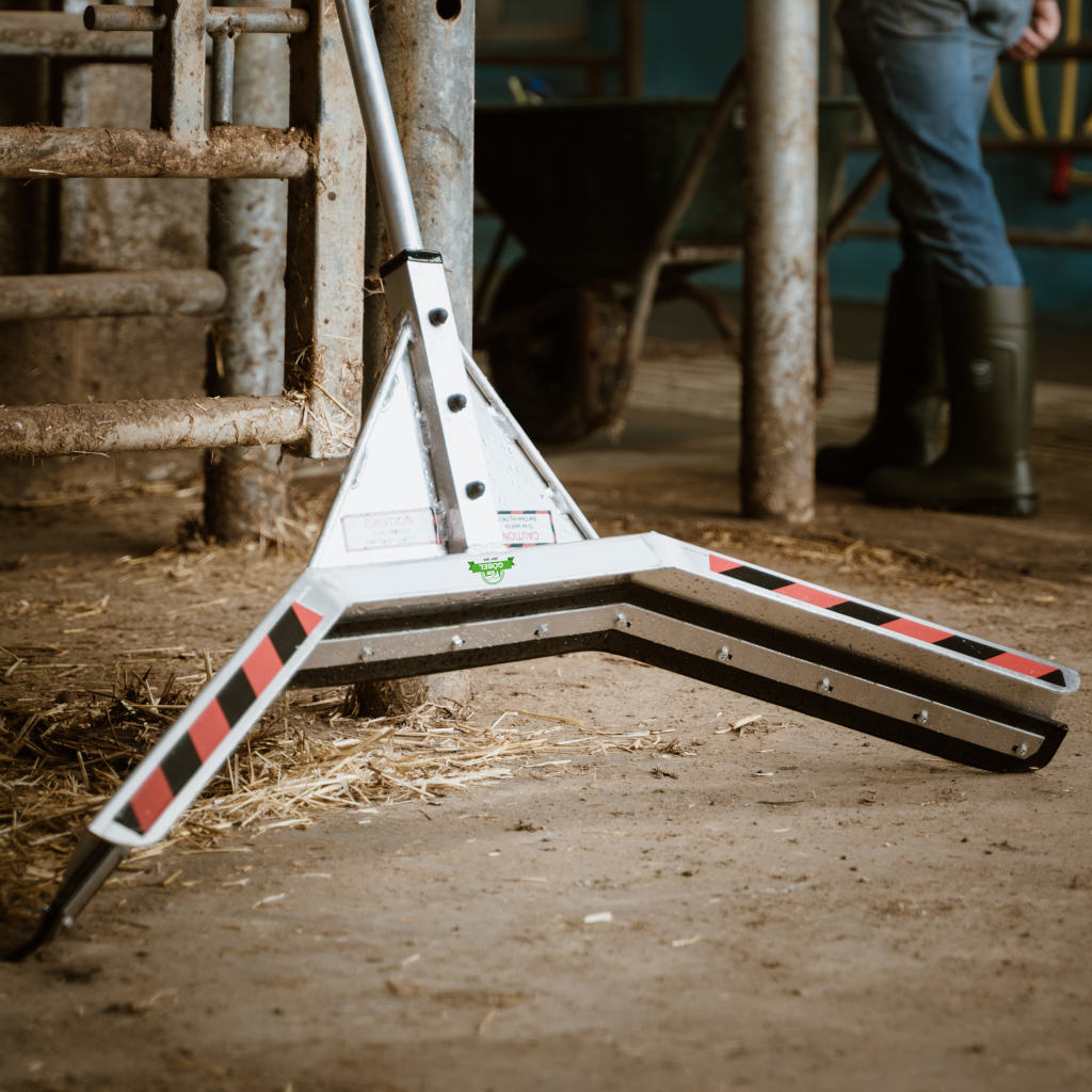 Gülleschieber »Scraper« auch Mistschieber mit Stiel · 55,5cm - 75,5cm